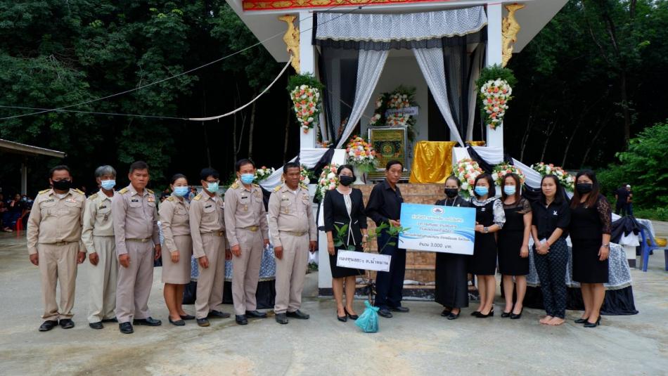 การมอบต้นไม้หรีด ลดโลกร้อน ให้สมาชิกกองทุนขยะฯ ในรอบปีพ.ศ.2563